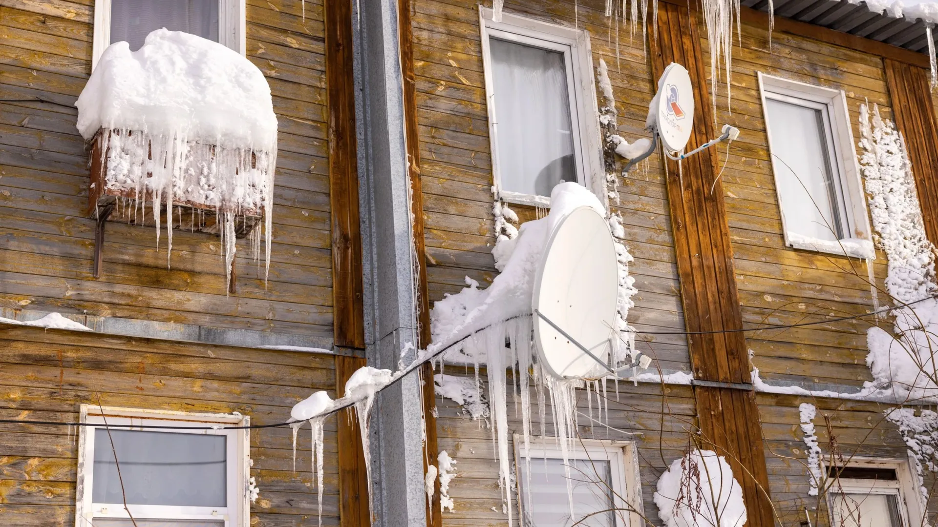 На случай падения снега на автомобиль есть чек-лист действий. Фото: Федор Воронов / «Ямал-Медиа»