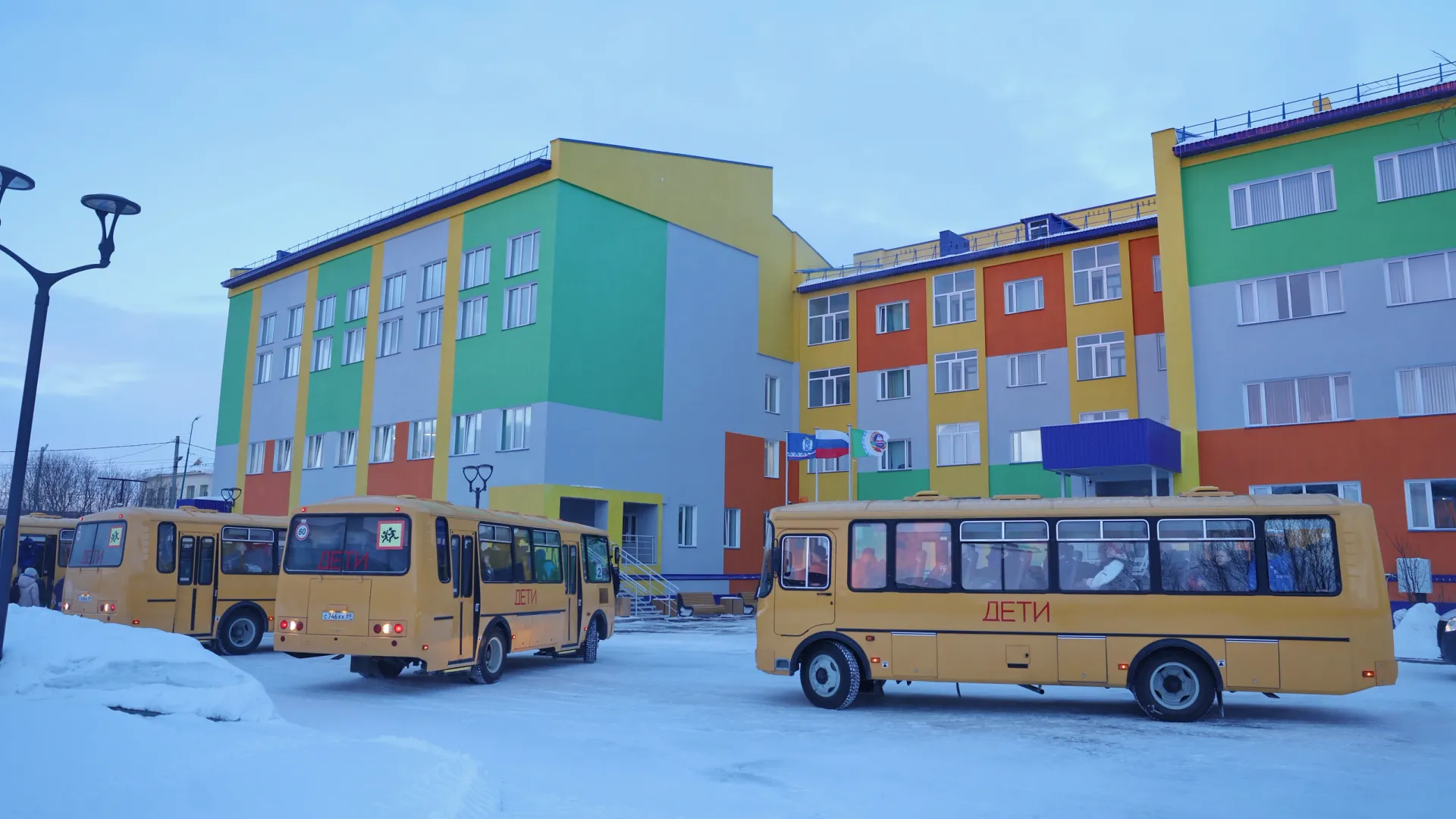 Гостей из Белгорода поселили в ярком здании санаторно-лесной школы. Фото: Андрей Ткачев / «Ямал-Медиа»