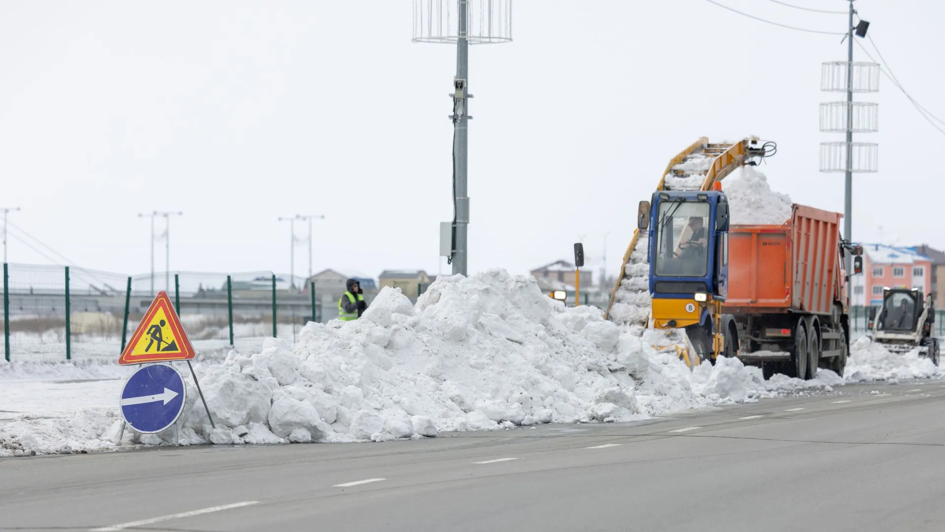 В городе и поселке продолжают бороться с последствиями снегопадов. Фото: Сергей Зубков / «Ямал-Медиа»