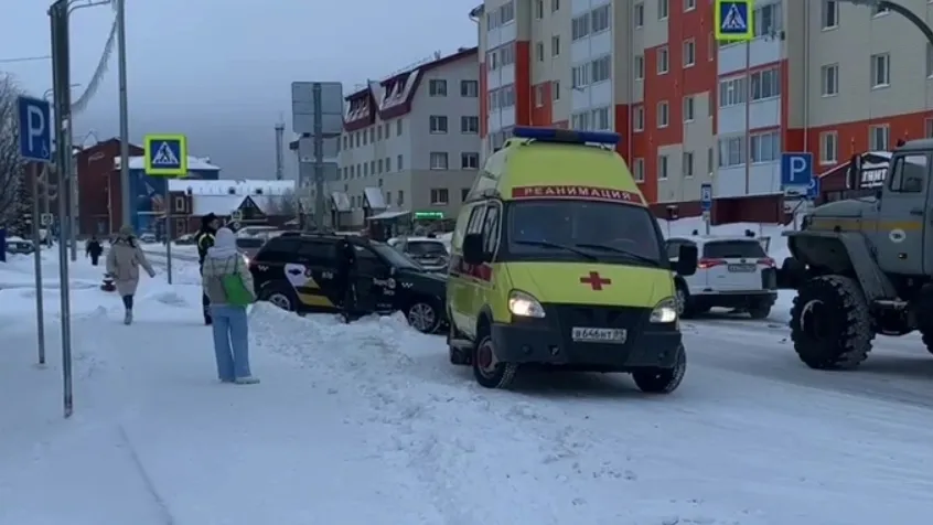 ДТП с участием машины такси произошло днем 29 февраля в Тарко-Сале. Фото: кадр из видео t.me/trkluch