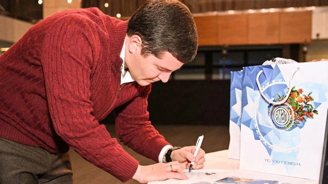 Губернатор ЯНАО подписал открытки и отправил подарки юным спортсменам. Фото: t.me/artyukhov_da