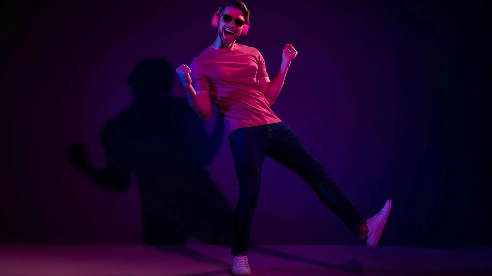 Мужчина в фиолетовом — сложный и непредсказуемый человек. Фото: Roman Samborskyi / Shutterstock / Fotodom