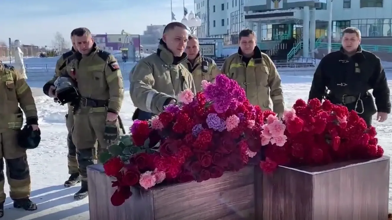 Губкинский. Спасатели возложили цветы в память о погибших в теракте. Фото: ГУ МЧС по ЯНАО