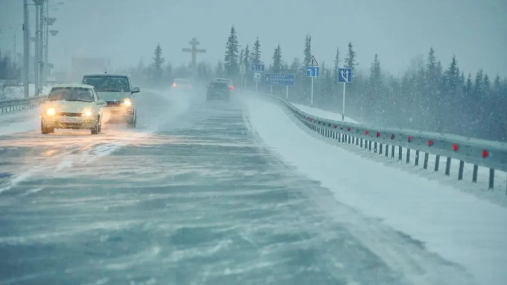 Водителей ЯНАО попросили не выезжать на загородные трассы в непогоду. Фото: Василий Петров / «Ямал-Медиа»