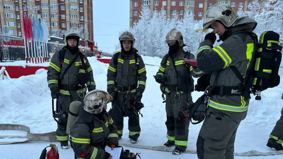 Пожарные во время учений в салехардской школе. Фото: t.me/directorvteme