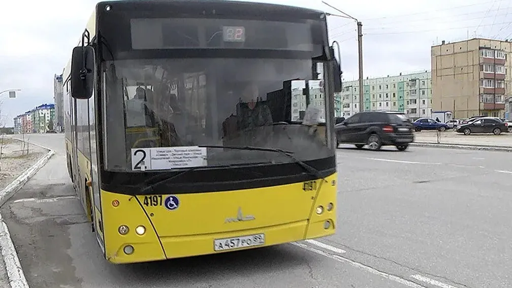 Автобус 4 ноябрьск. Ноябрьский автобус. Автобус Ноябрьск. Транспорт Ноябрьска. Город Ноябрьск автобус.