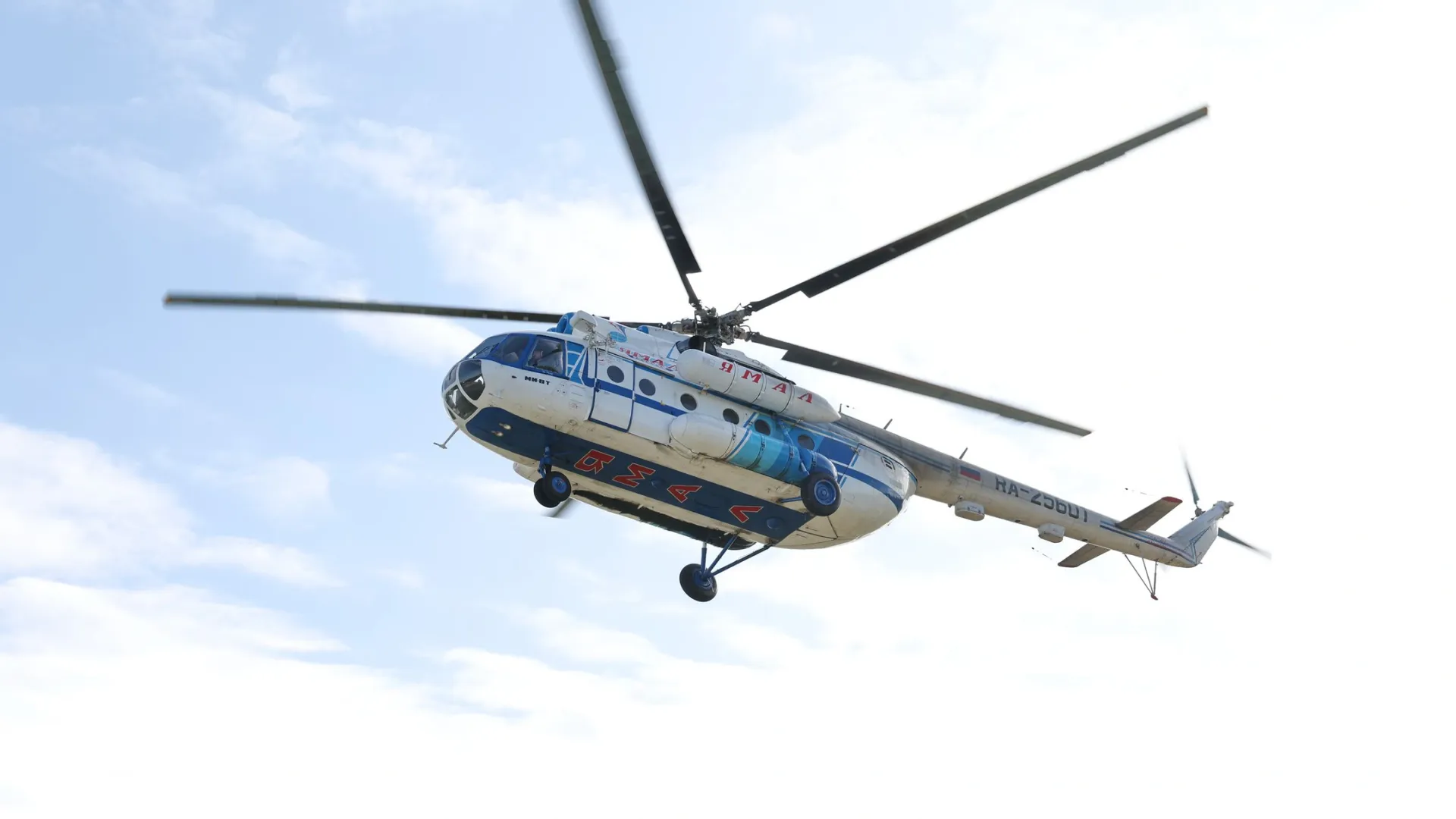 Первый вертолет уже связал Белоярск с Большой землей. Фото: Андрей Ткачев / «Ямал-Медиа»