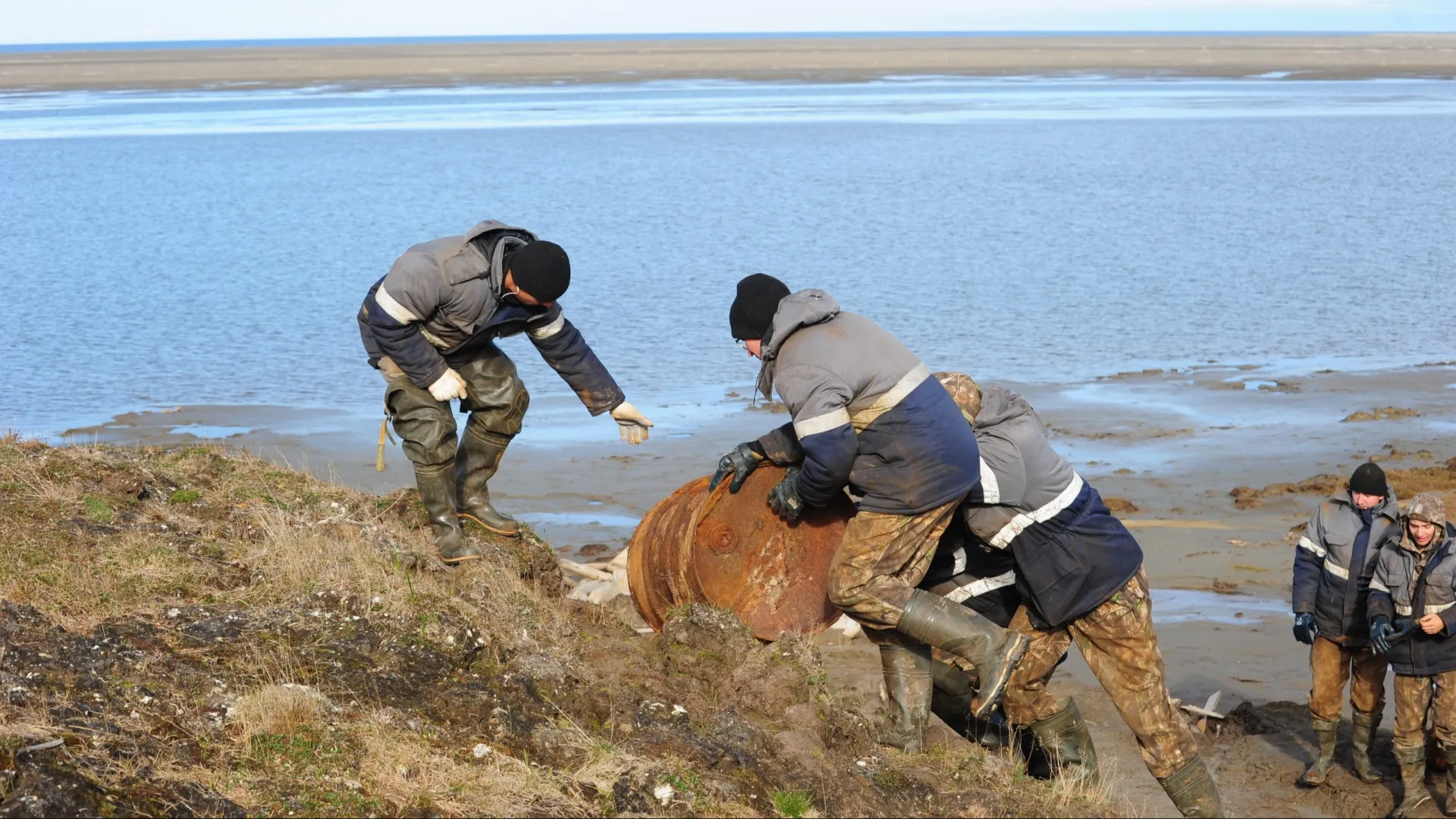 Добровольцы собрали на острове Белом 1600 тонн металлолома. Фото предоставлено Евгением Рожковским