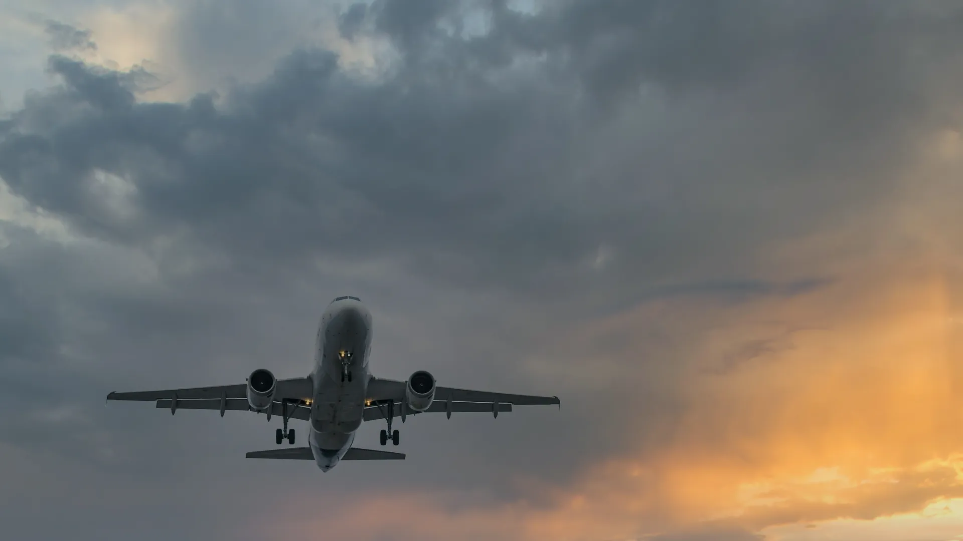 Самолет не стал менять курс. Фото:OlegRi/Shutterstock/Fotodom