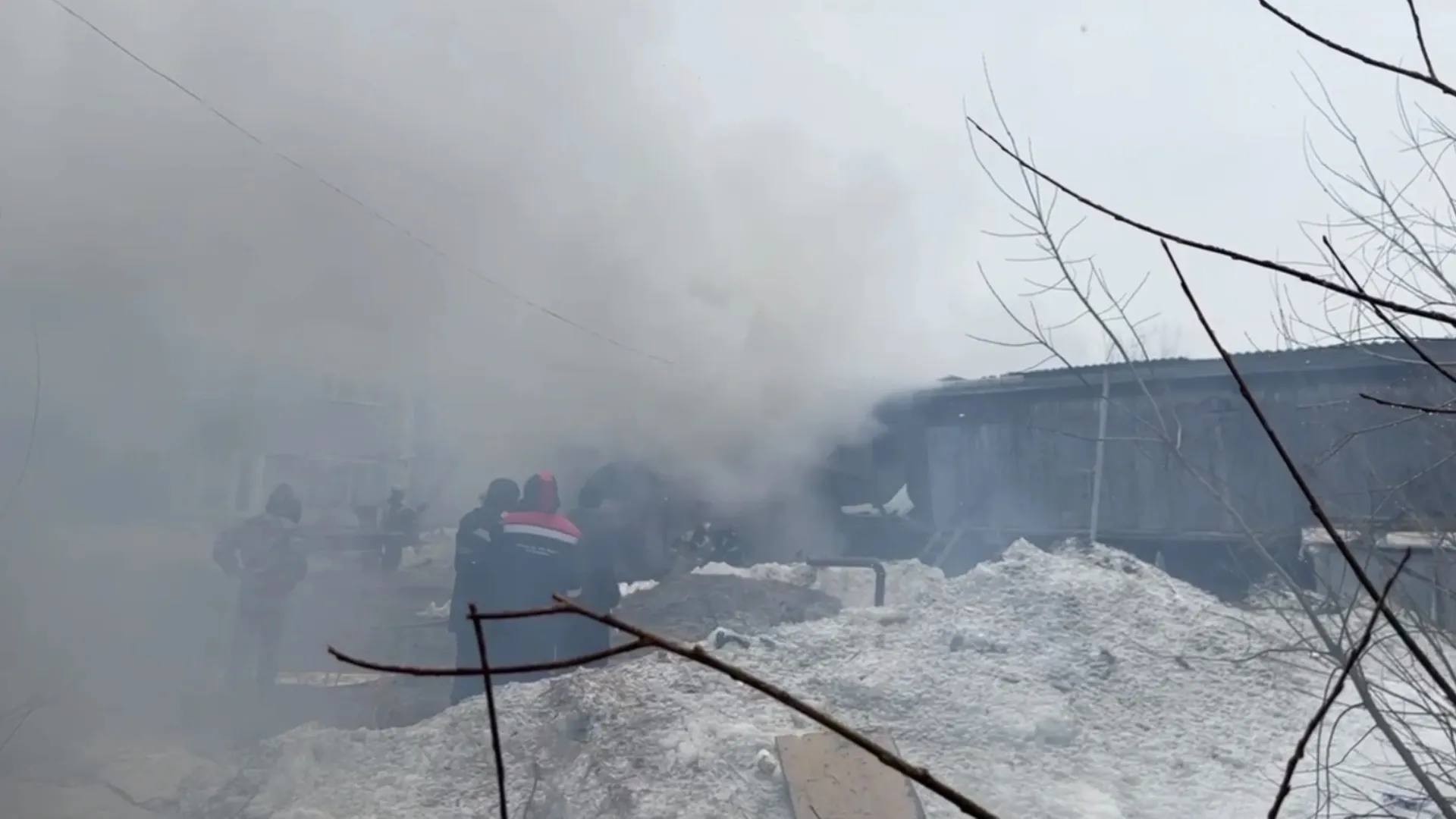 Пожар 27 мая на улице Маяковского в Салехарде. Кадр из видео «Ямал-Медиа»