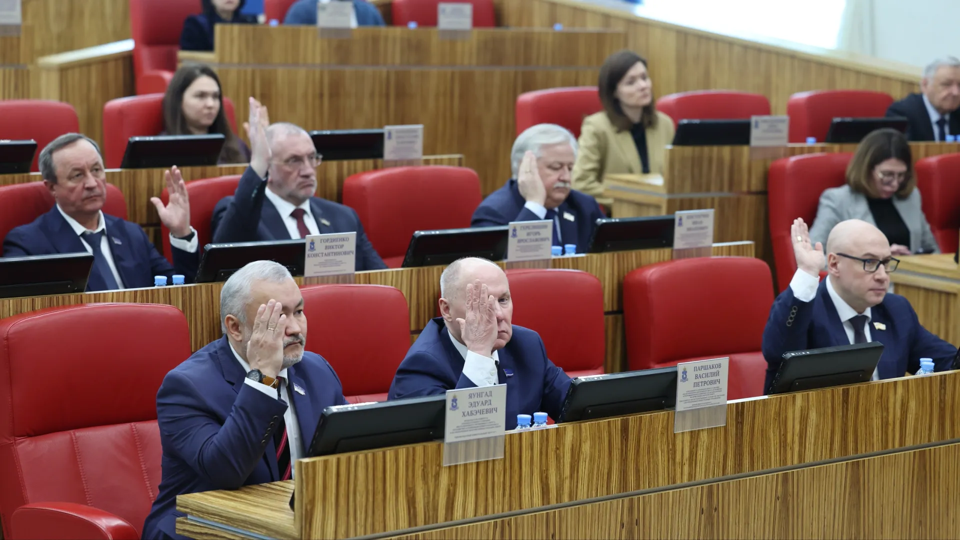 Ямальские депутаты заслушали доклад губернатора. Фото: Андрей Ткачев / «Ямал-Медиа»