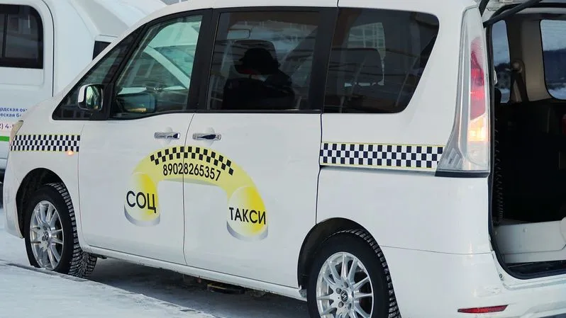 Социальные такси оснащены всем необходимым для комфортной перевозки пассажиров. Фото: Андрей Ткачев / «Ямал-Медиа»