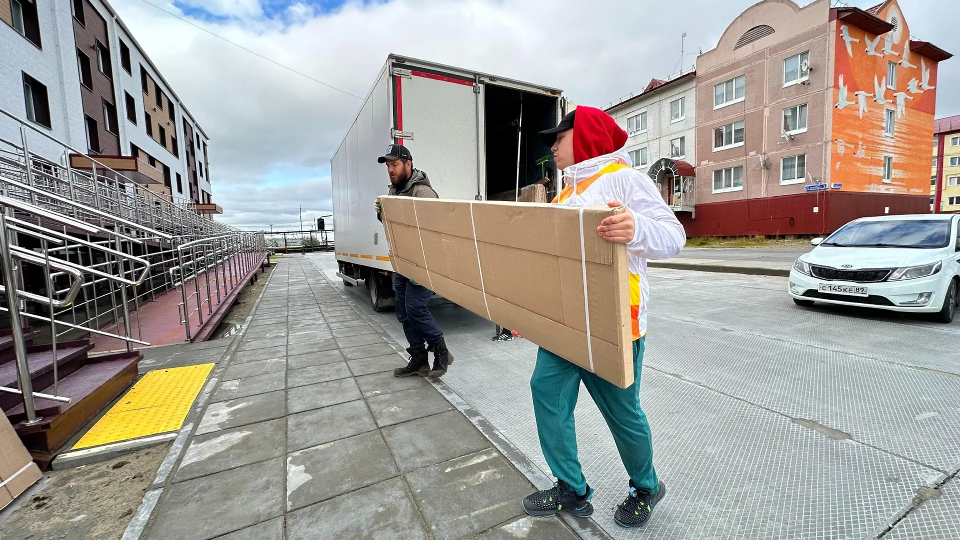 МыВместе: в Тазовском районе добровольцы помогли в доставке мебели семье  участника СВО | Север-Пресс