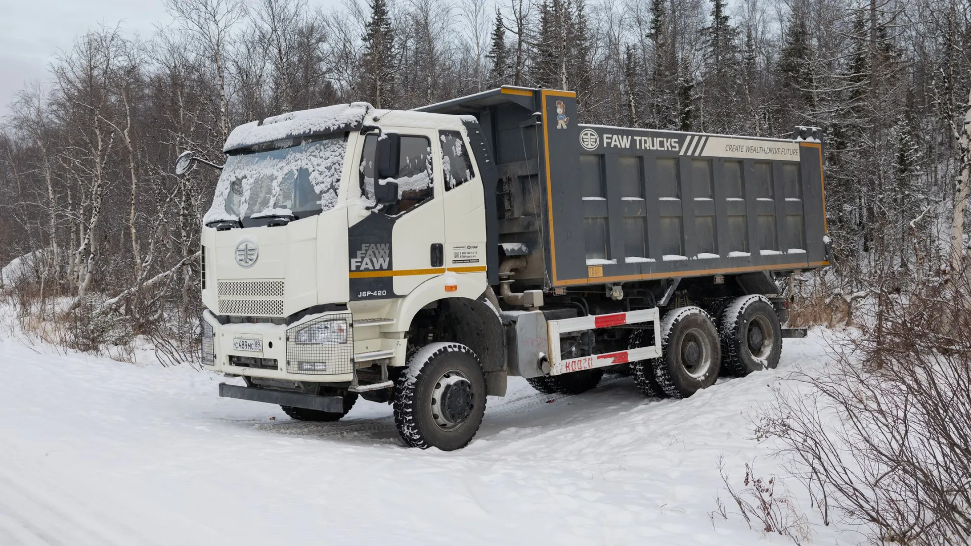 Водителей грузовиков проверили на соблюдение ПДД. Фото: Федор Воронов / «Ямал-Медиа»