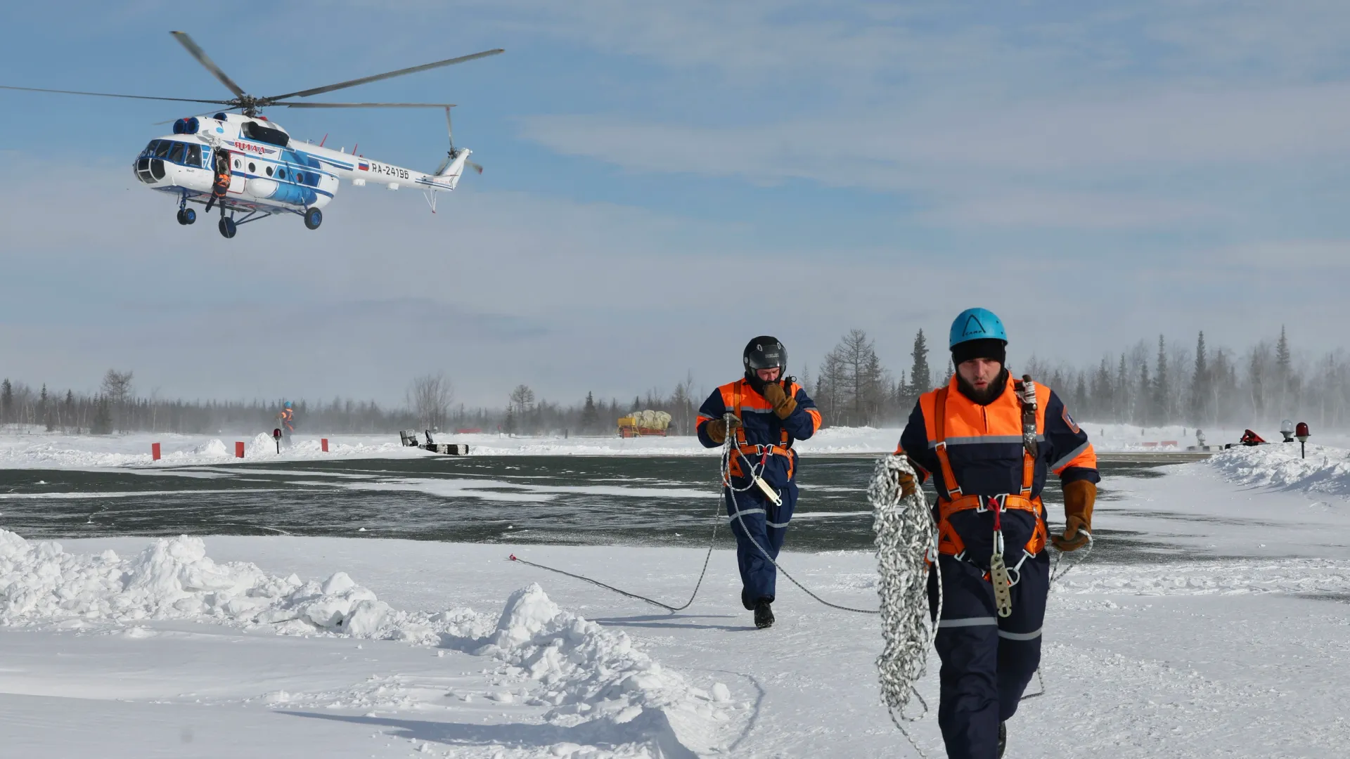 Спасатели отрабатывали действия до автоматизма. Фото: Андрей Ткачев / «Ямал-Медиа»
