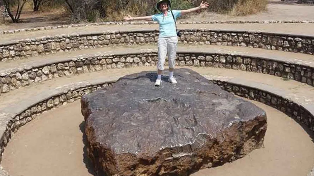 Гоба. Самый крупный метеорит Гоба. Кратер Гоба. Метеоритный кратер Гоба. Гоба в Намибии.