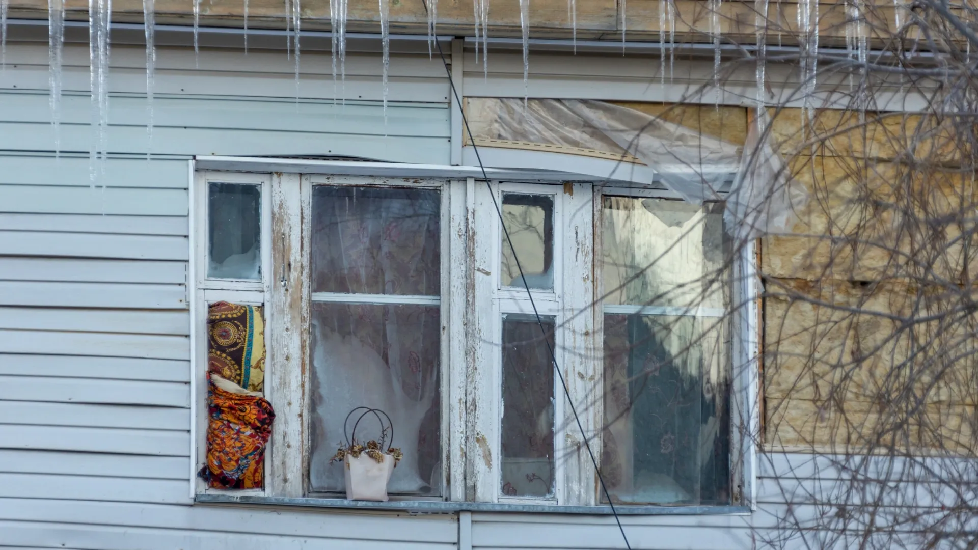 В Ноябрьске ребенок-инвалид вынужден жить в аварийном доме. Фото: Василий Петров / «Ямал-Медиа»