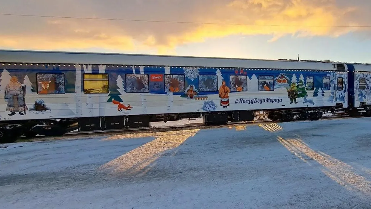 Сказочный поезд привез в ЯНАО Деда Мороза и его команду. Фото: t.me/edulbt