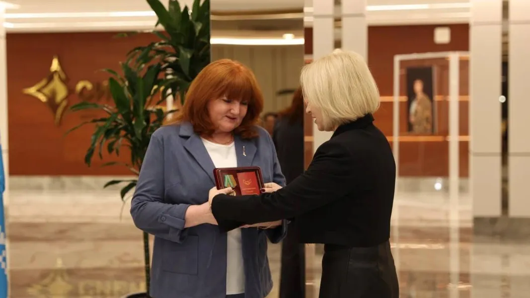 Награду от Минобороны получила Валентина Колесник из Муравленко. Фото: t.me/Elena_Moldovan