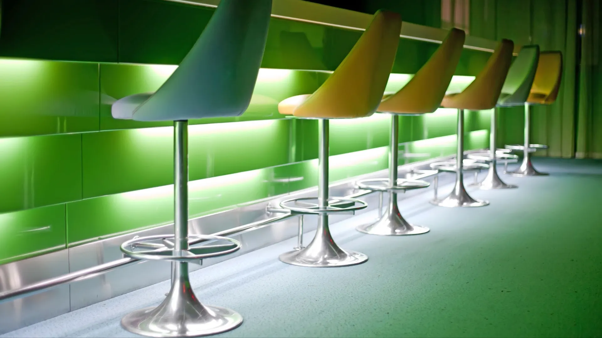 В барах и ресторанах часто используют зеленый декор. Фото: aragami12345s / Shutterstock / Fotodom