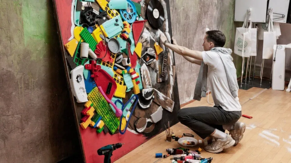 В Ноябрьске художник создает картины из пластика в технике треш-арт |  Север-Пресс