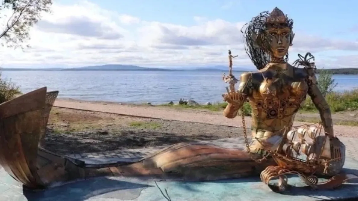 Страшно красивая: мурманская скульптура русалочки напугала россиян |  Север-Пресс