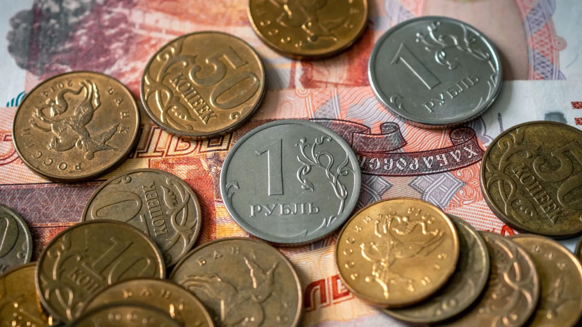 Более 60% россиян уверены, что не нужно выводить монеты из оборота. Фото: Korobcorp / Shutterstock / Fotodom