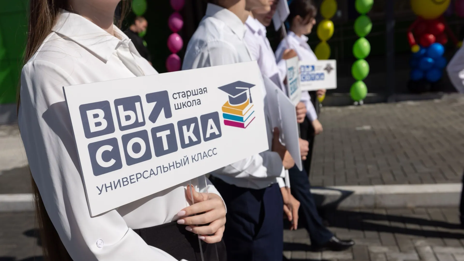 Название школы в Губкинском придумали сами старшеклассники. Фото: Юлия Чудинова / «Ямал-Медиа»