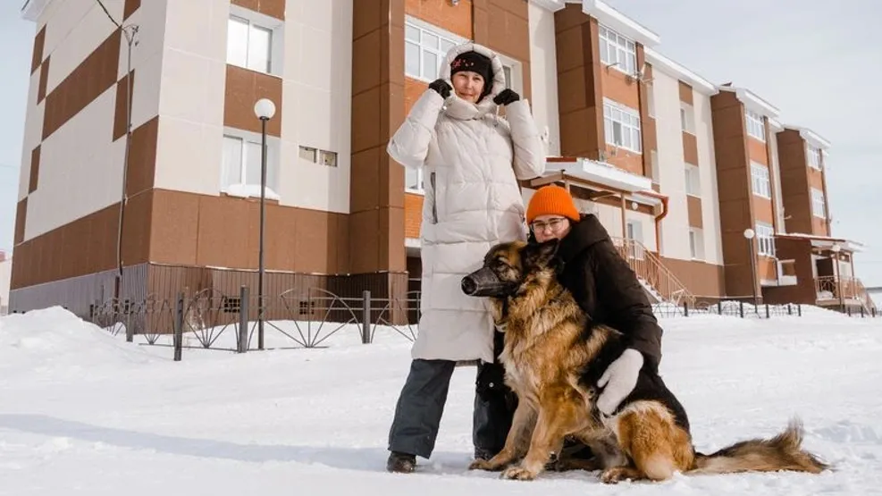 Ответственные хозяева выгуливают собак на поводке и в наморднике. Фото: Юлия Чудинова / «Ямал-Медиа»