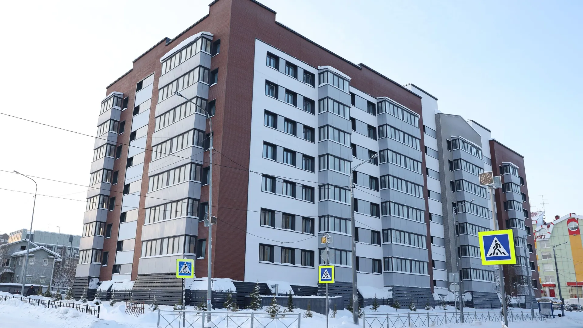 Дом состоит из двух корпусов, в них расположились 75 квартир. Фото: Андрей Ткачев / «Ямал-Медиа»