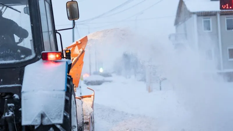 Дороги Приуралья расчищают от выпавшего накануне снега. Фото: Юлия Чудинова / «Ямал-Медиа»