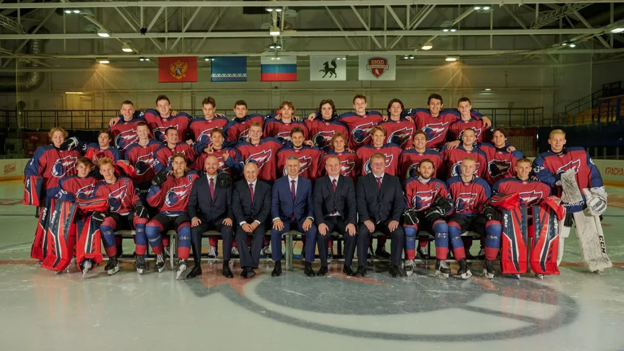Общий снимок хоккейной команды «Факел» и руководства перед началом сезона. Фото предоставлено МХК «Факел».