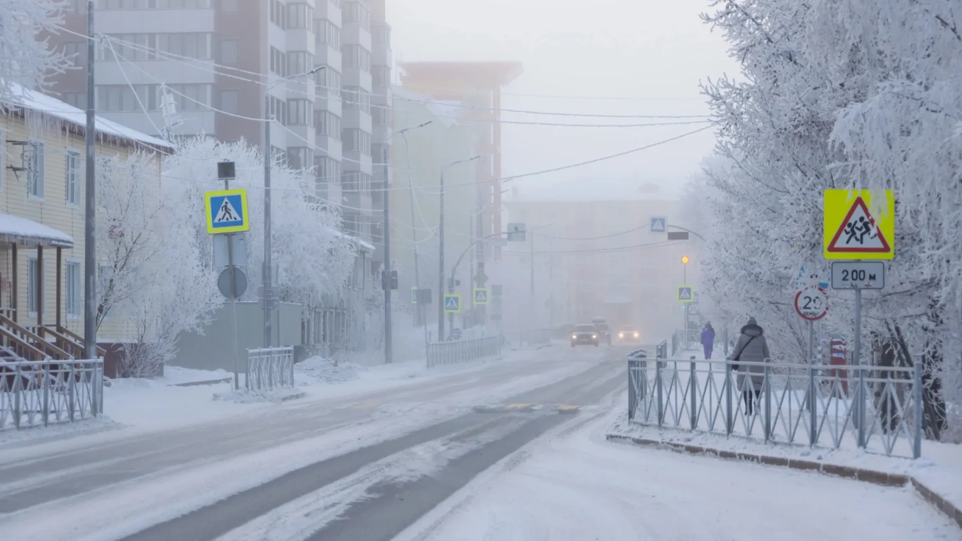 Салехардцам не нравится, как убирают снег в городе. Фото: Василий Петров / «Ямал-Медиа»