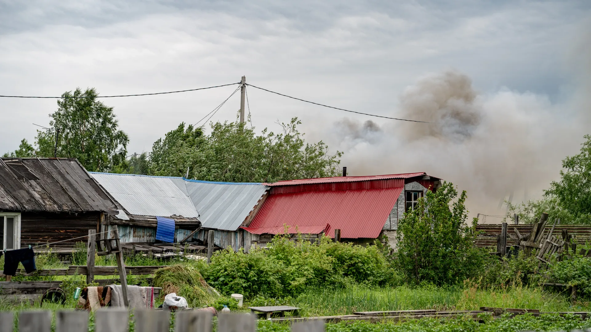 Пожар 29 июля на улице Лазо в Салехарде. Фото: Сергей Зубков / «Ямал-Медиа»