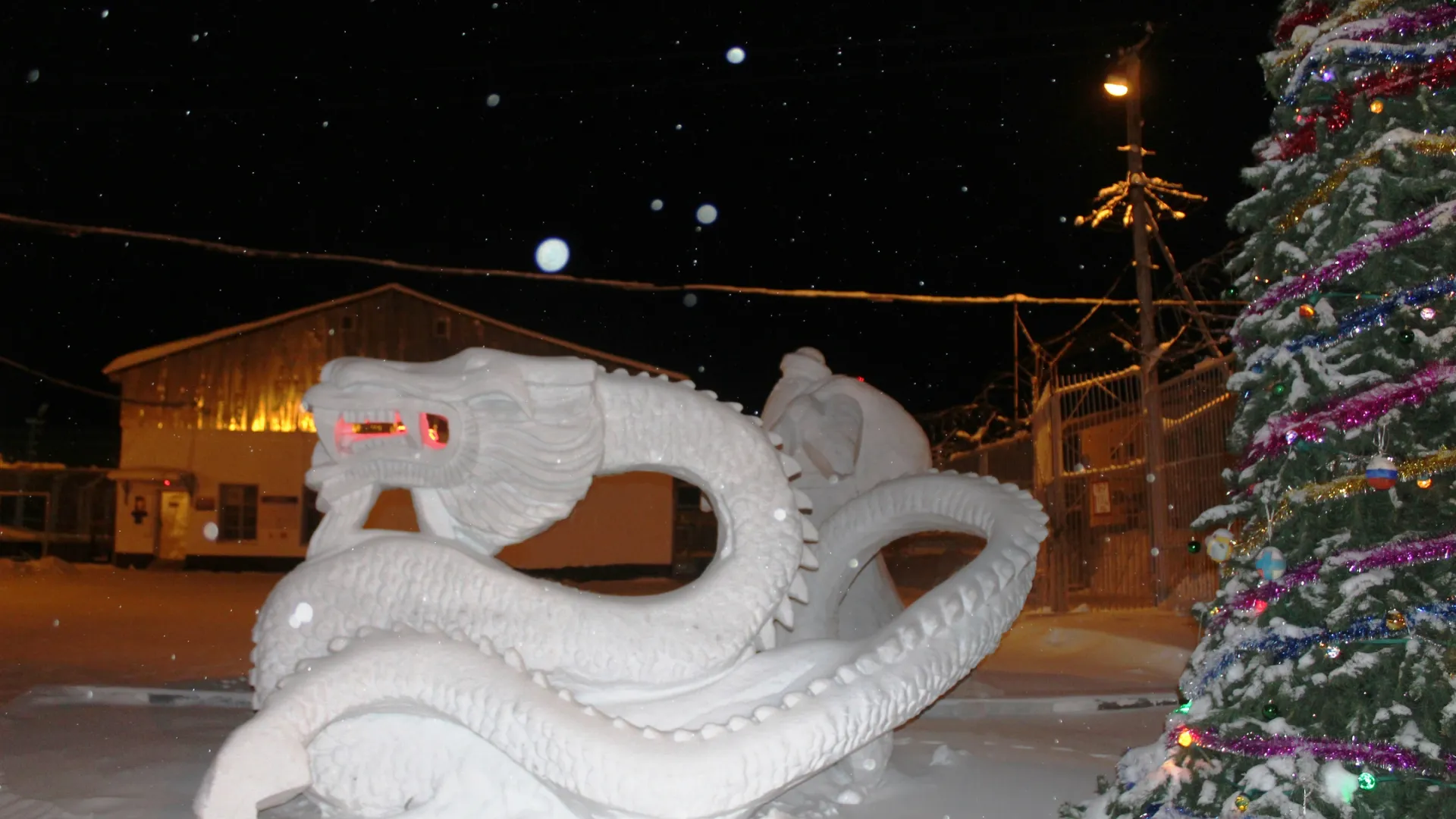 Одна из тем снежных скульптур — символ года. Фото предоставлено пресс-службой УФСИН по ЯНАО