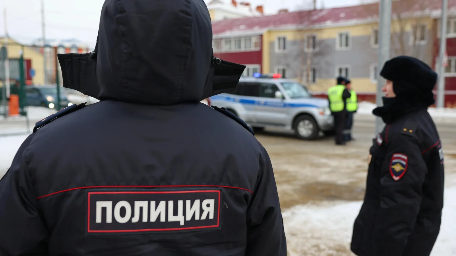 По 15 тысяч рублей получат более 200 сотрудников МВД, вневедомственной охраны и пожарные. Фото: Андрей Ткачёв / «Ямал-Медиа»