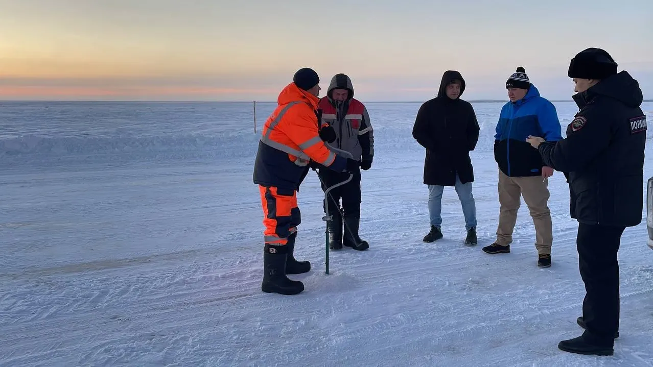 Комиссия проверяет толщину льда. Фото: Карина Безносова / «Ямал-Медиа»