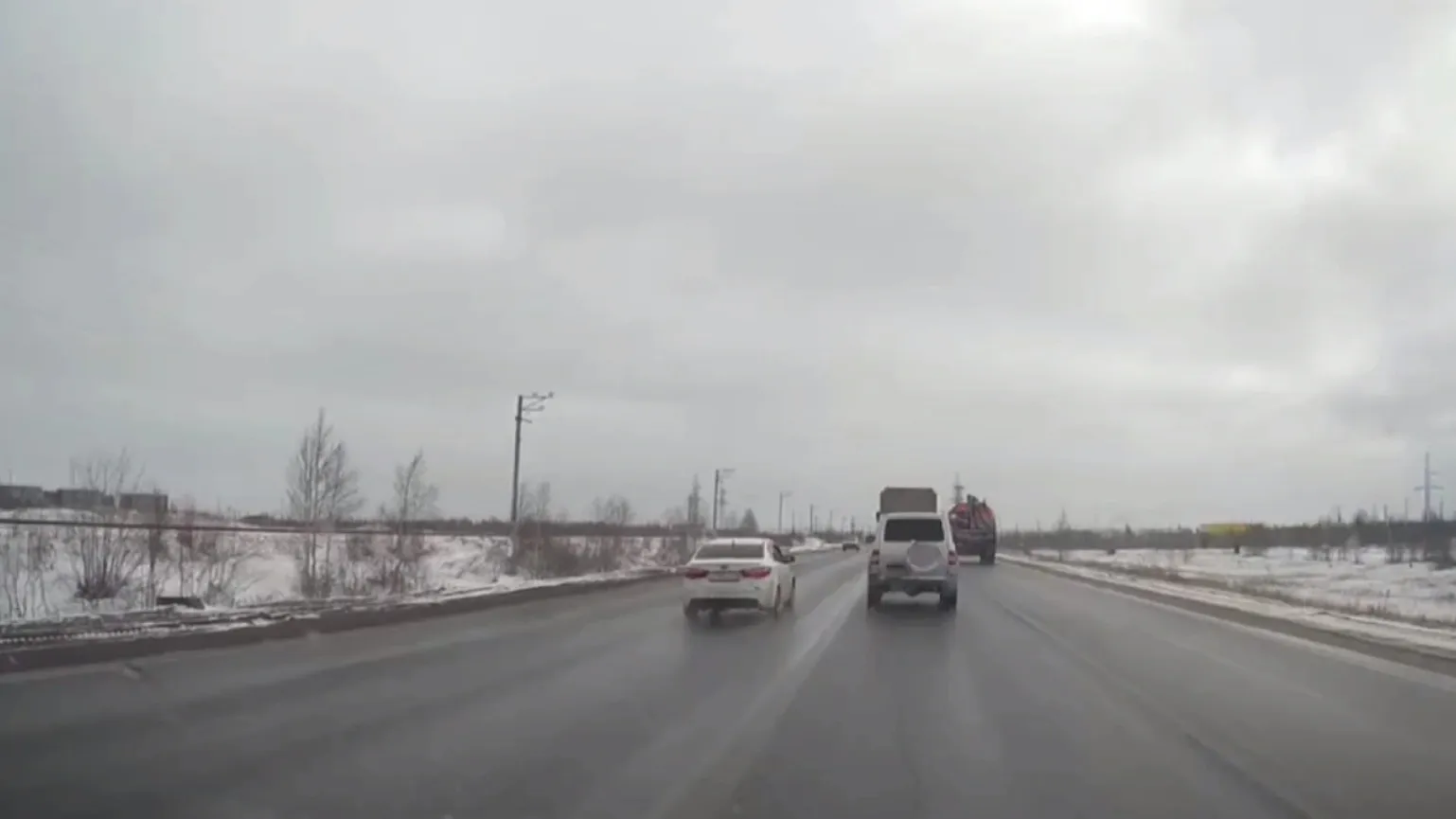В Новом Уренгое 25-летний водитель грубо нарушил ПДД. Кадр из видео / Госавтоинспекция Ямала