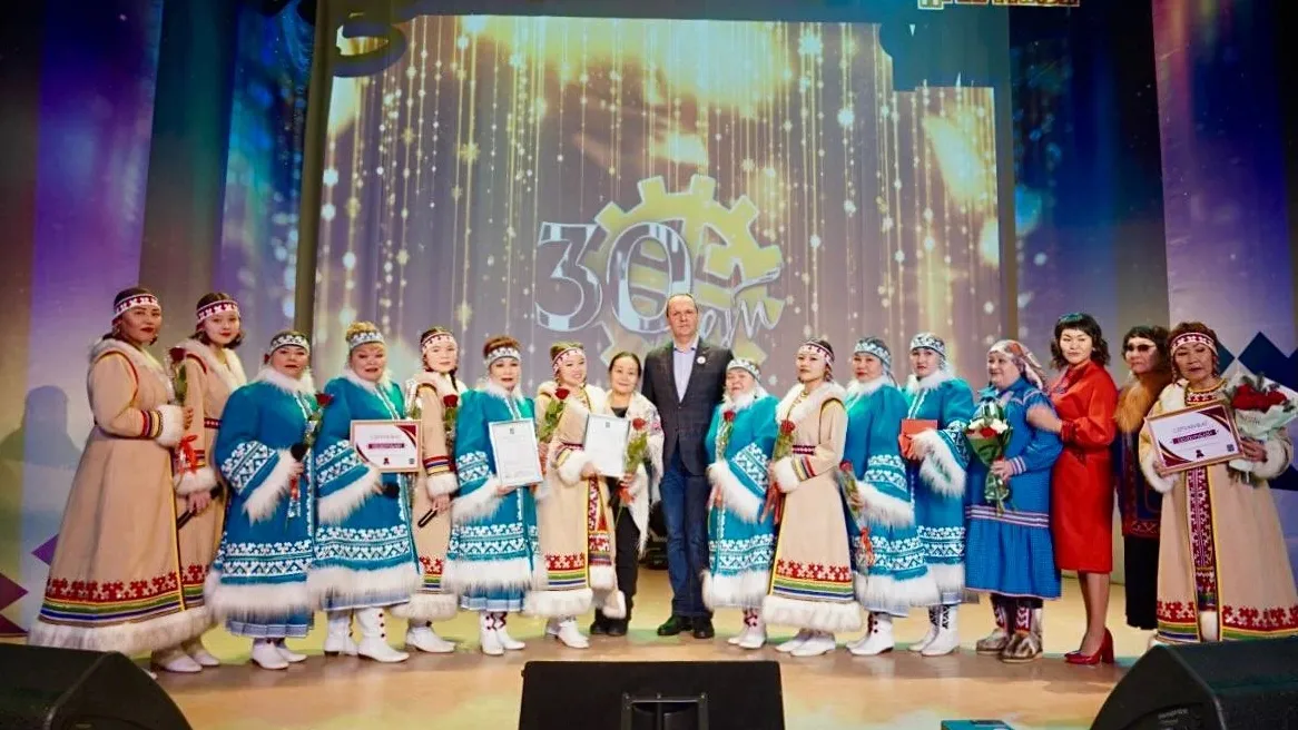 Глава Приуралья поздравил участников коллективов «Ялэмд» и «Овс мув нэ». Фото: t.me/sakal89