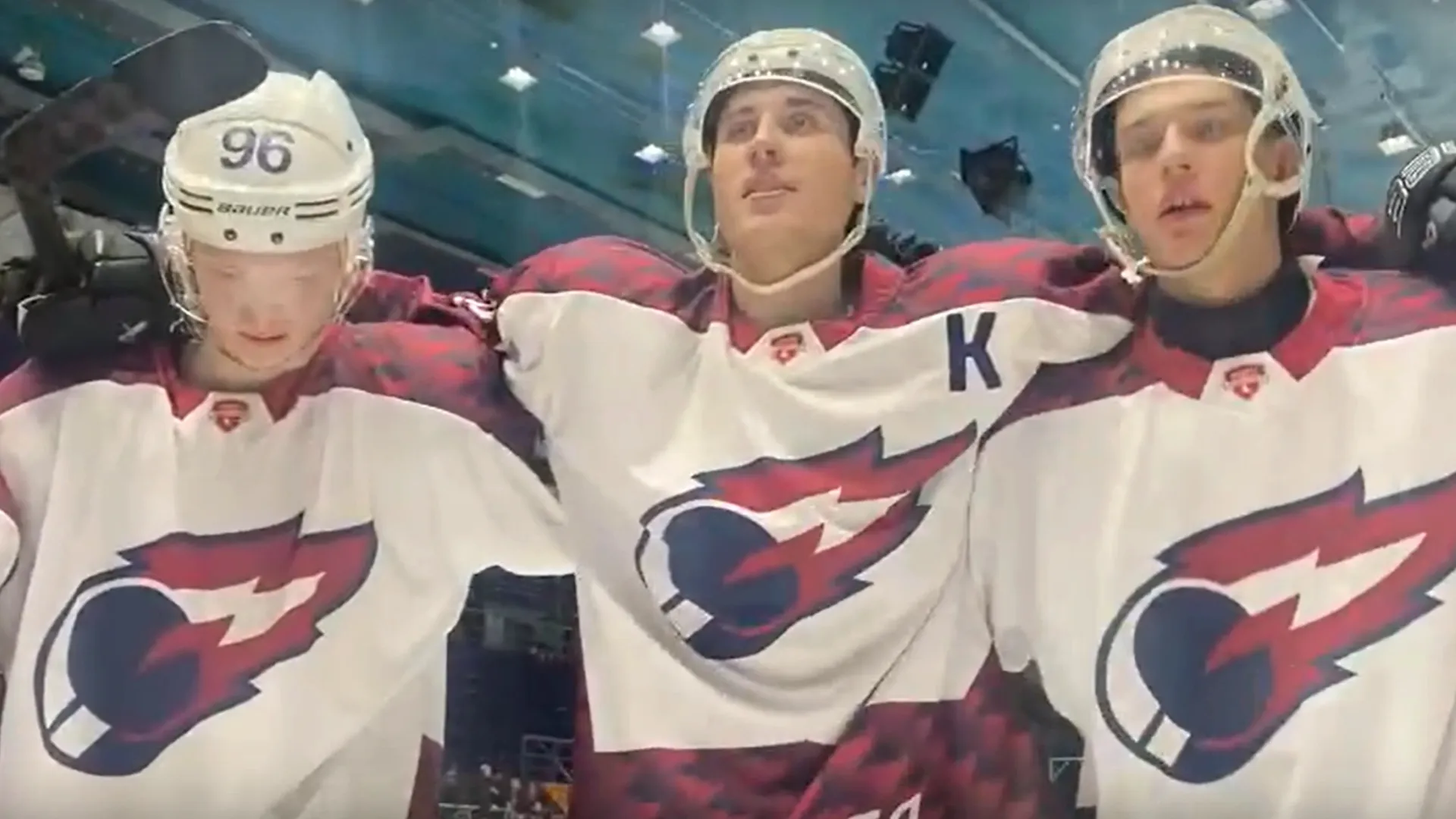 Ямальские хоккеисты празднуют победу. Кадр из видео vk.com/fakelhockey