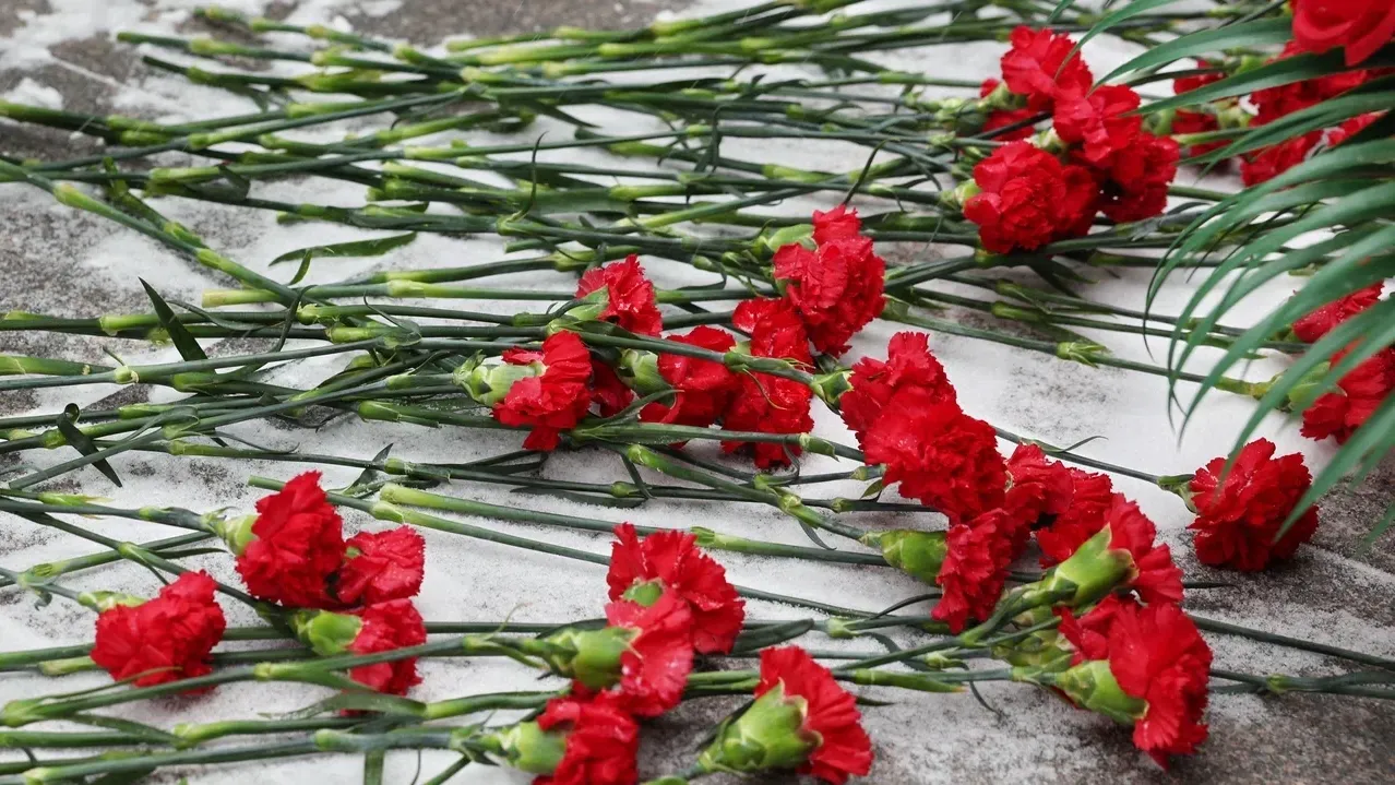 Участники пробега почтили память погибших в Великой Отечественной войне. Фото: Андрей Ткачев / «Ямал-Медиа»