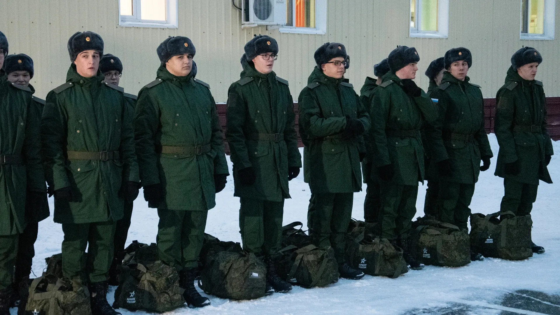 Из Ноябрьска в армию уехали 40 призывников. Фото: «Ямал-Медиа»