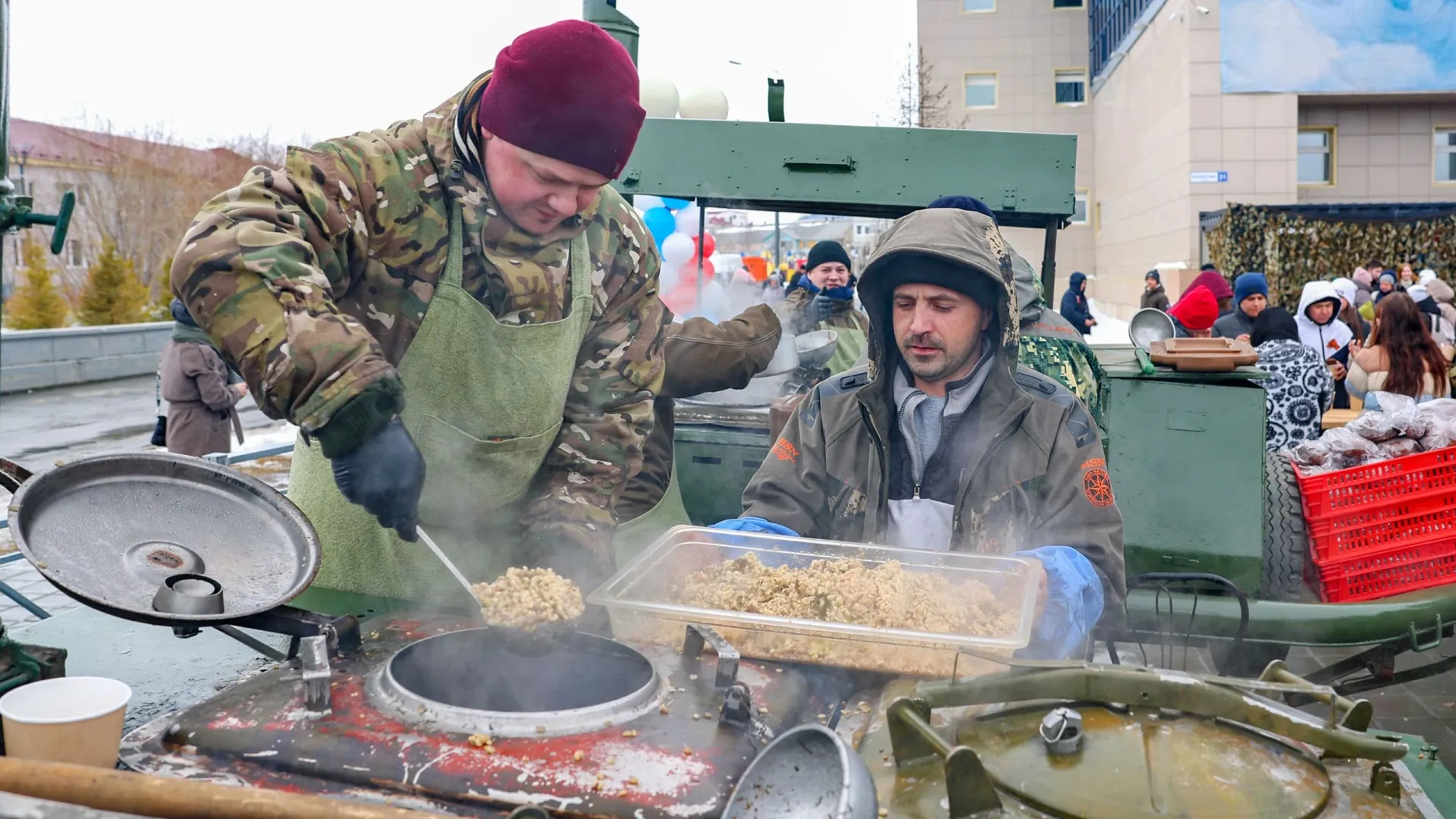 Работники полевой кухни должны быть в военной форме. Фото: Андрей Ткачёв / «Ямал-Медиа»