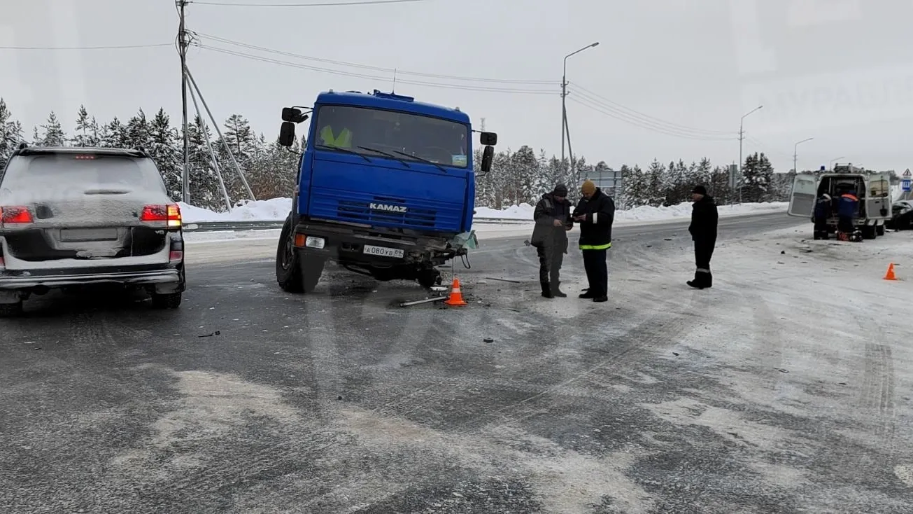 В ЯНАО столкнулись 3 автомобиля, пострадали 2 человека | Север-Пресс