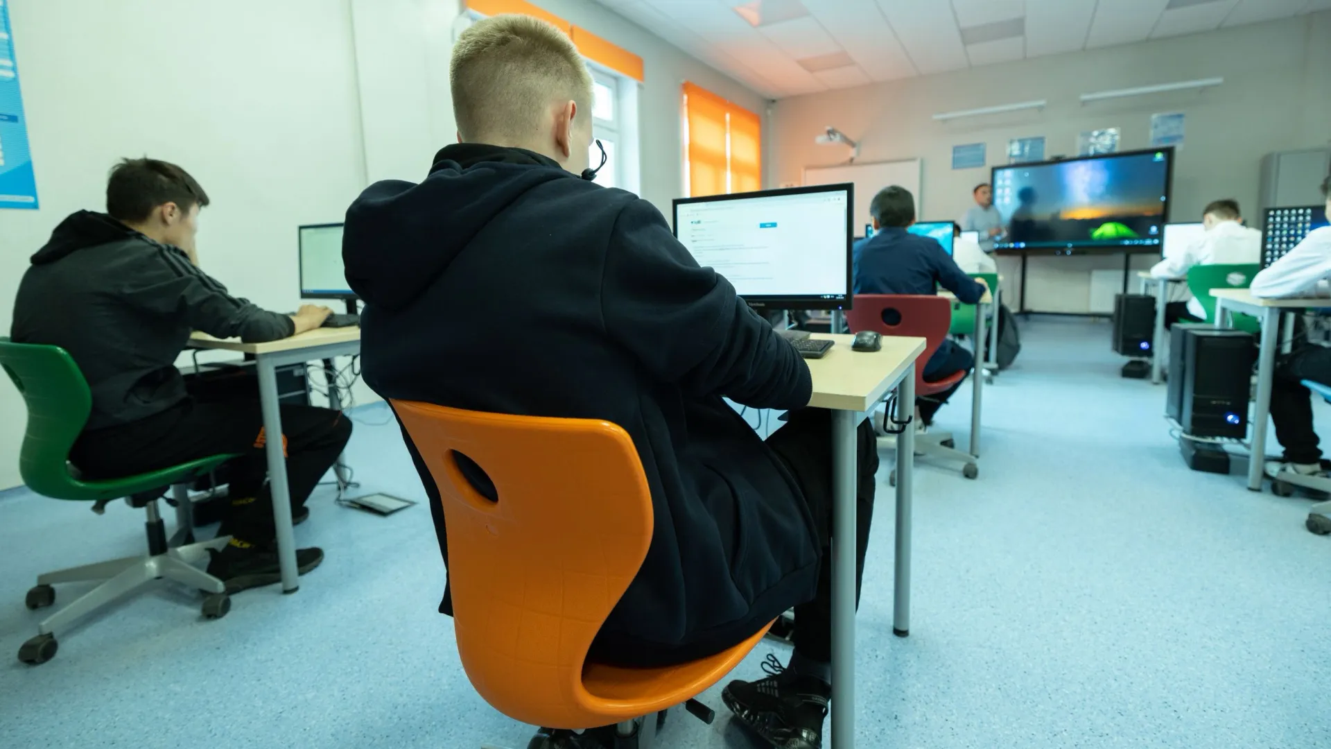 Яндекс Образование создал курс по нейросетям для школьников. Фото: Сергей Зубков / «Ямал-Медиа»