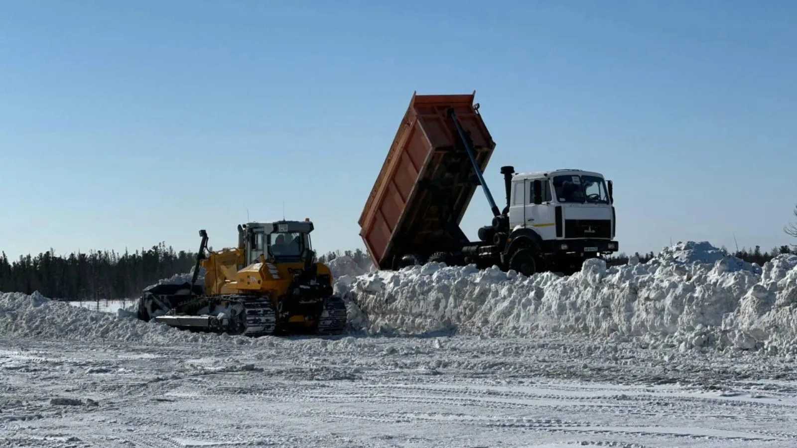 Толщина уплотненного слоя на снежном полигоне в Тарко-Сале — от 8 до 10 м. Фото предоставлено департаментом транспорта и ЖКХ Пуровского района
