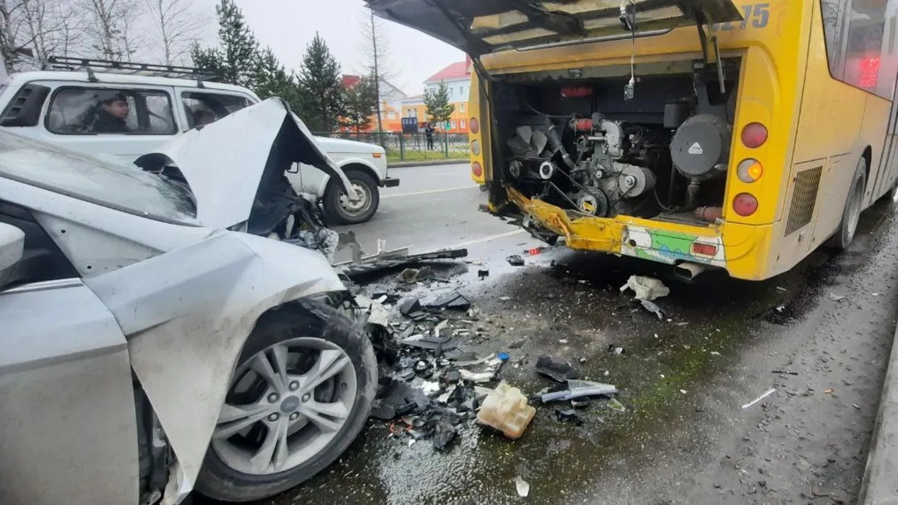 Водитель из Ноябрьска влетел в стоящий автобус | Север-Пресс