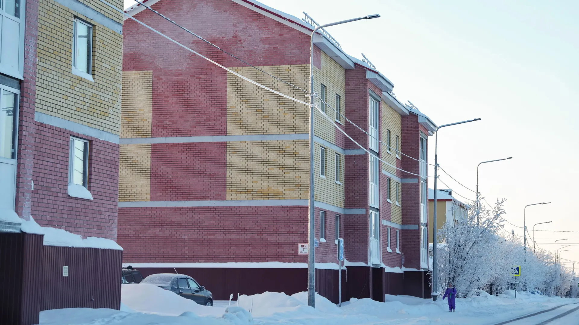 Трехэтажный дом рассчитан на восемь квартир. Фото: Андрей Ткачев / «Ямал-Медиа»