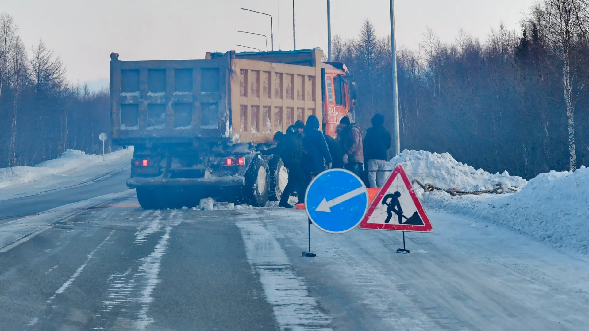 ДТП с участием грузовика на салехардской трассе. Фото: Андрей Ткачев / «Ямал-Медиа»