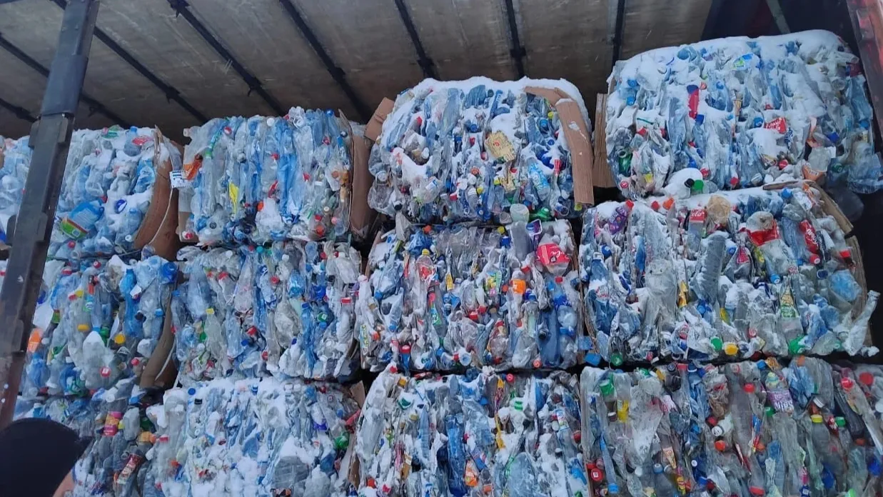Пластик поедет на переработку из Тарко-Сале в Екатеринбург. Фото: vk.com/regoper_tko_yanao